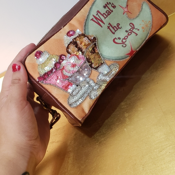 Isabella Fiore "Whats the Scoop" Case - Picture 10 of 12